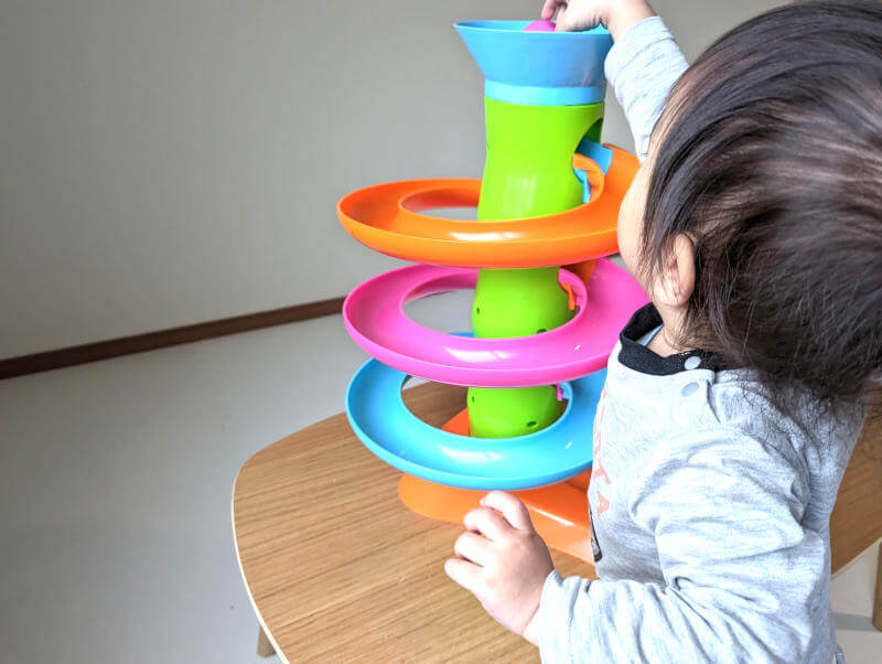 RollAgain Towerで遊ぶ1歳児