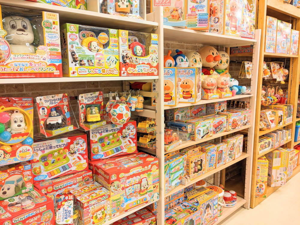 キャラクターのおもちゃが並ぶおもちゃ売り場