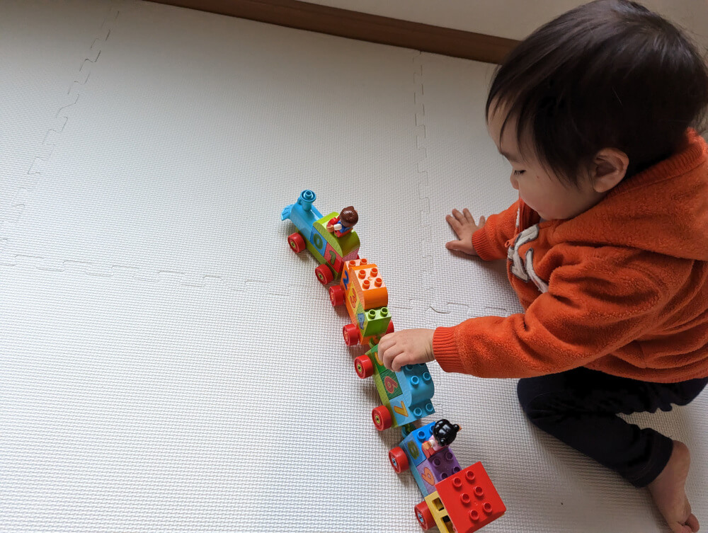 アンドトイボックスから届いたレゴ数遊びトレインで遊ぶ1歳8ヶ月児