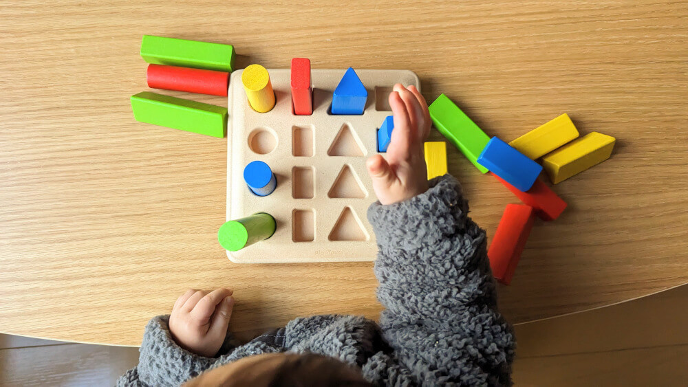 イクプルから届いた幾何学ペグボードで遊ぶ1歳8ヶ月児