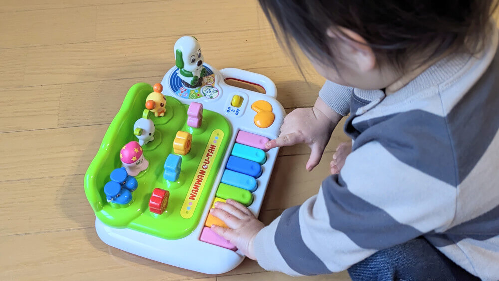 ChaChaChaから届いたワンワンとうーたんの いっしょに歌ってピアノで遊ぶ1歳8ヶ月児