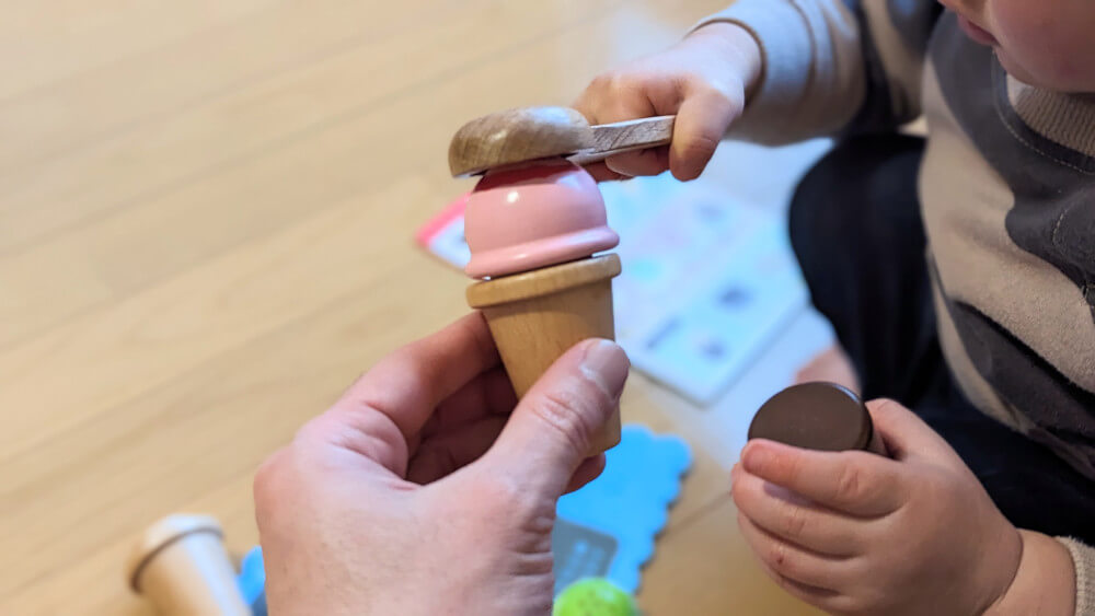 ChaChaChaから届いたアイスクリームセットで遊ぶ1歳8ヶ月児