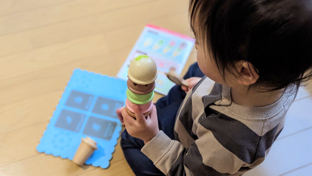ChaChaChaから届いたアイスクリームセットで遊ぶ1歳8ヶ月児