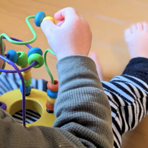 おもちゃのサブスクから届いたミニルーピングセットで遊ぶ1歳児
