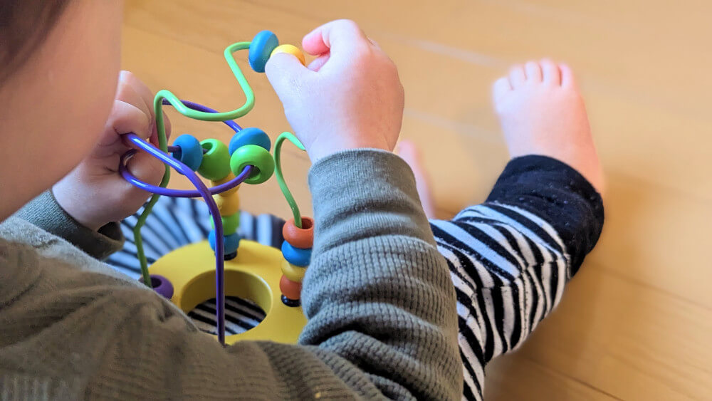おもちゃのサブスクから届いたミニルーピングセットで遊ぶ1歳児