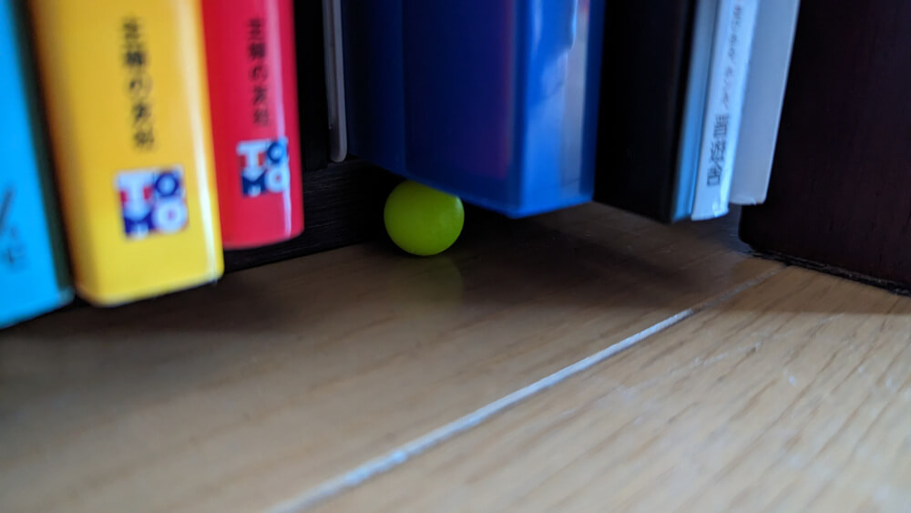 おもちゃのサブスクでレンタルしたおもちゃのパーツが本棚の下に入り込んだ