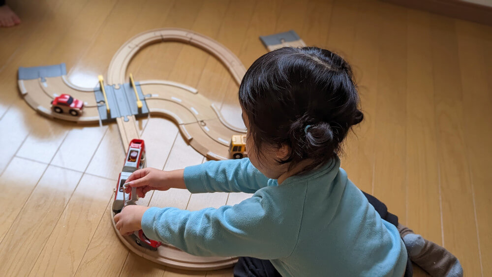 イクプルで届いたBRIOのレール＆ロードトラベルセットで遊ぶ3歳児