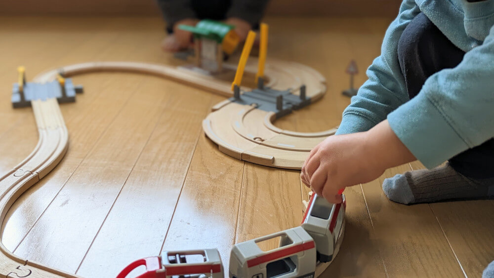 イクプルで届いたBRIOのレール＆ロードトラベルセットで遊ぶ3歳児
